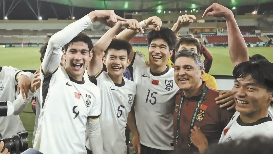 世界杯高清直播平台-安东尼奥：站在楼顶假装跳，等人多了往下尿